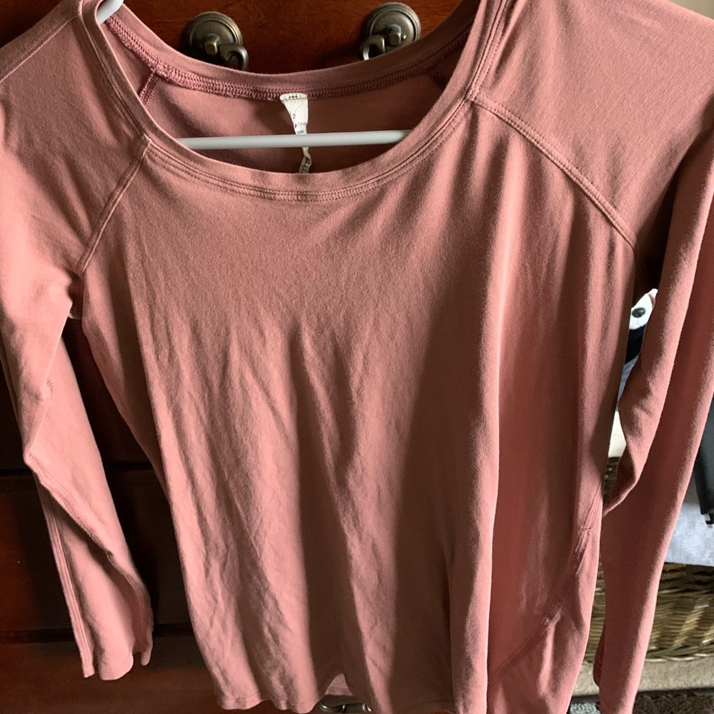 Selling my lululemon long sleeve!! Worn only a handful of times!!!